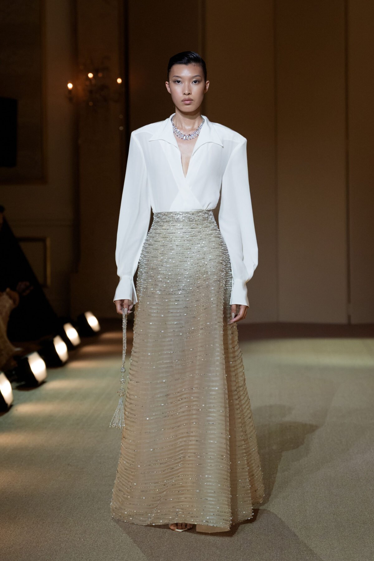 Use a different ALT text for each product image, describing the visible garment and viewpoint naturally.
